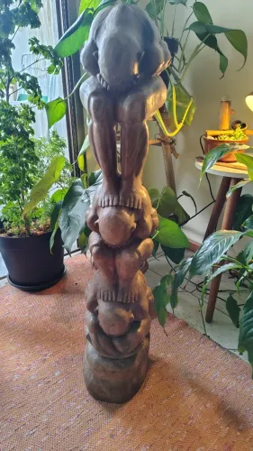 Escultura "Three Level Yogi" em madeira maciça com 1m de altura