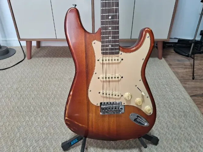 Guitarra Strato Montada Vintage Relic Verniz Nitrocelulose
