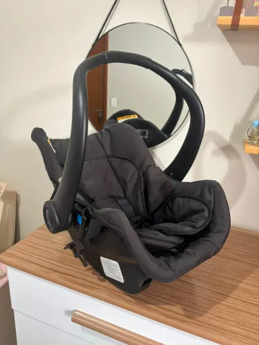 Carrinho de bebê com bebê conforto