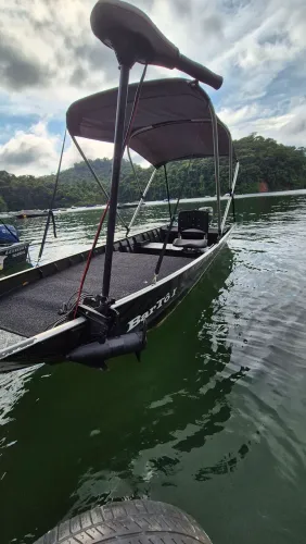 Conjunto 2021 - barco alumínio plataformado, motor Yamaha 30hp e motorzinho Minn Kotta