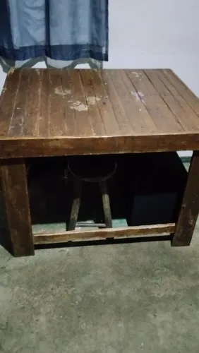 Doa-se uma mesa pequena e sem cadeira usada