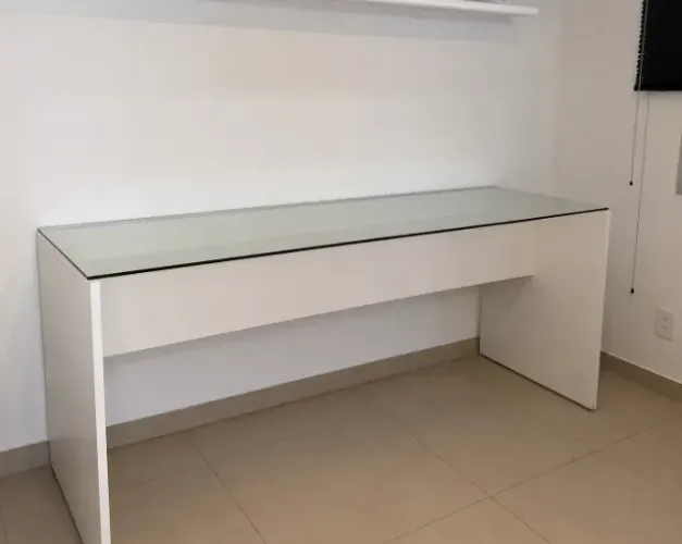 Mesa de Escritório Grande com Tampo de Vidro - 1,60m