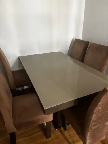 Mesa de jantar de madeira para 6 lugares com tampo de vidro + 5 cadeiras