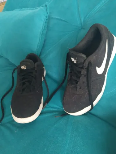 Vendo 4 pares de tenis de marca oficial em ótimo estado - Tam 32 e 33