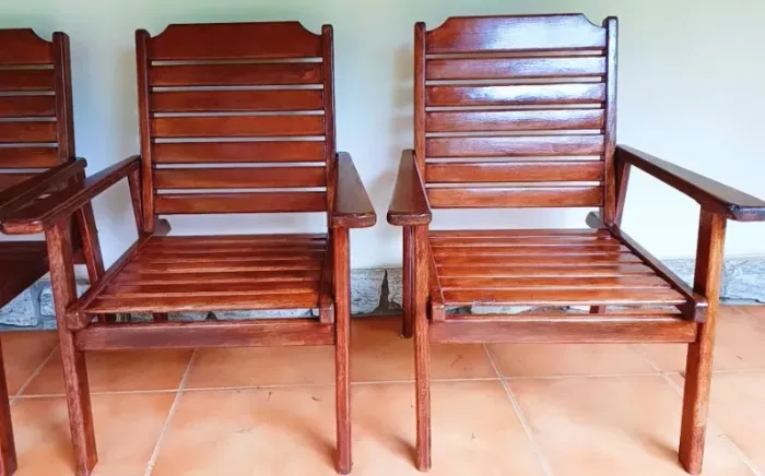 Jogo com 04 Cadeiras/Poltronas em Madeira de Lei - Angelim - Conforto e Elegância