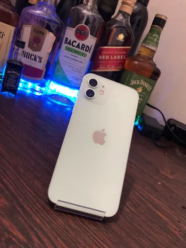 iPhone 12 verde água na caixa.