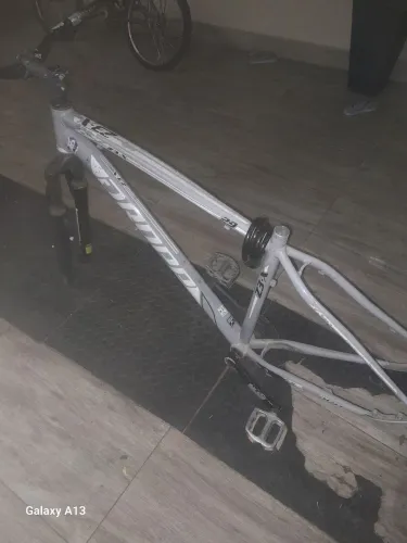 Quadro aro 29 com pe de vela, suspensão, guidao e a mesinha 