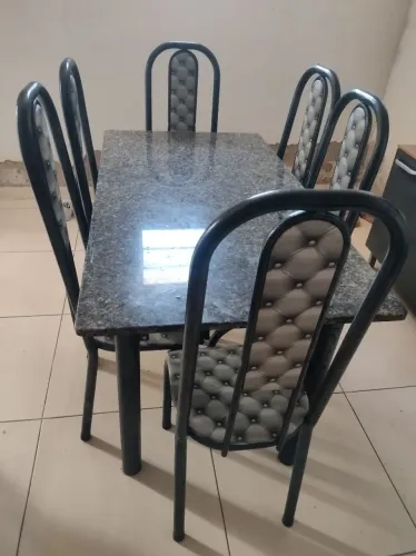 Vendo mesa de seis cadeiras interessado entra em contato.