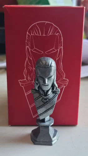 Mini Busto Vibranium Collectibles #4 Loki Omelete Box