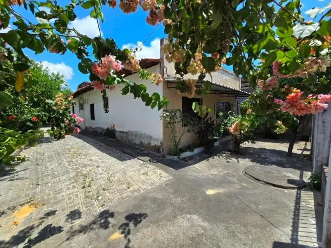 Casa plana no Henrique Jorge, com excelente terreno e bem localizada