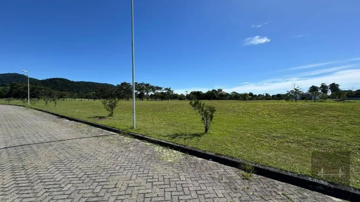 Terreno no condomínio costão Golf de frente para área verde.