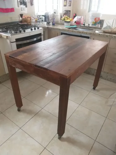 Mesa de madeira de demolição