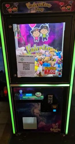 Duas máquinas de pegar pelúcias