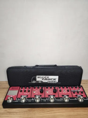 Pedaleira Mooer Red Truck completa com case original + fonte