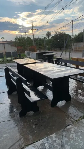 Mesa de Ardosia 2m por 90 com dois bancos com encosto