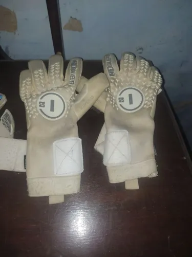 Vende-se Luva N1POR 150 REAIS só precisa de uma lavada tamanho 10