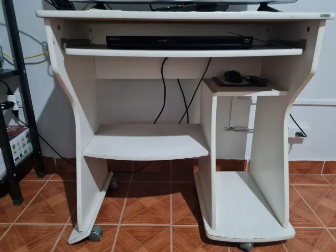 Escrivaninha + cadeira + estante