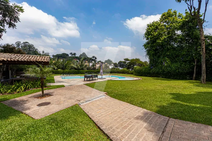 Casa à venda com 4 suítes, piscina, academia, quadra de squash, conforto, espaço e luz nat