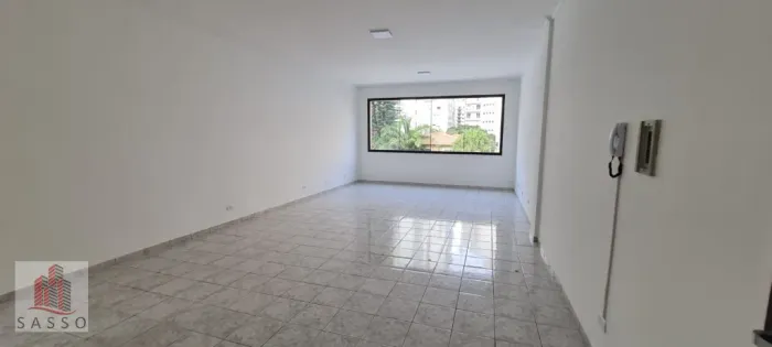 Alugo sala comercial na Rua Augusta.