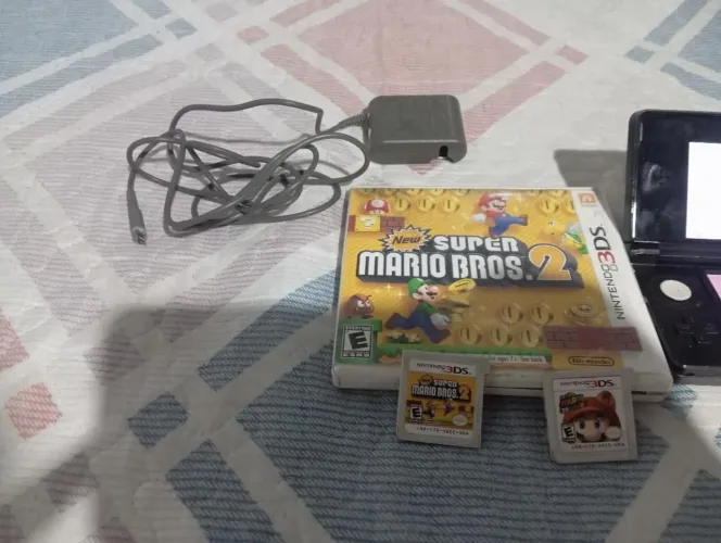 Nintendo 3DS, dois jogos, o carregador tem um pequeno defeito
