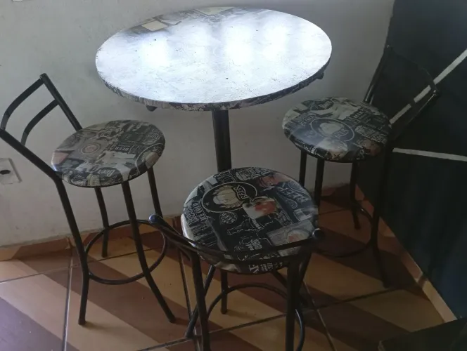 Mesa com 3 cadeiras chá