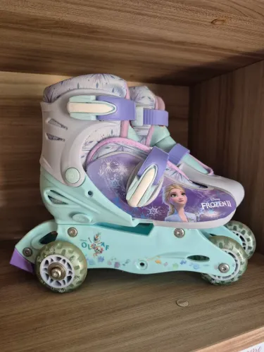 Patins Frozen N°29/32 NÃO TEM MENOR VALOR 