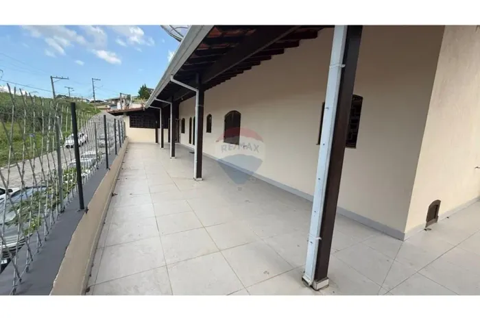 "Casa para locação com Quintal e Suíte em Localização Privilegiada"