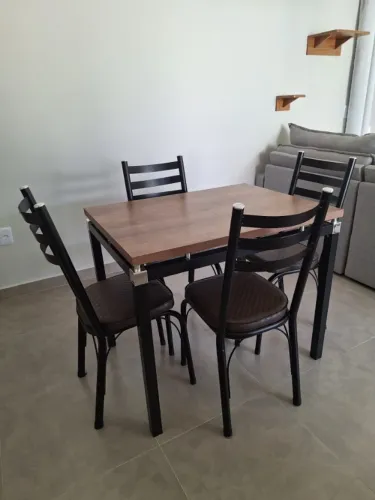 Mesa de jantar compacta