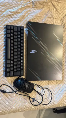 Notebook Acer Nitro V RTX 4050 24 gb de RAM ( teclado+ mouse gamer)