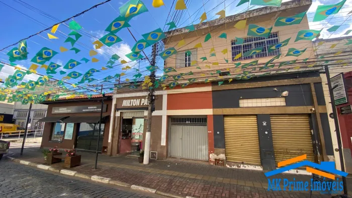 IMÓVEL COMERCIAL DE ESQUINA NO CENTRO DE PIRACAIA