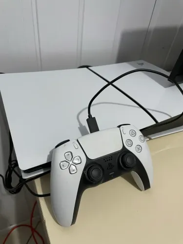 Ps5 seminovo , bem pouco usado .
