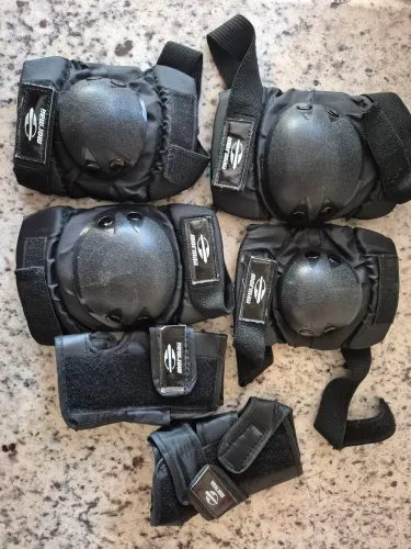 Capacete, joelheiras e cotoveleiras