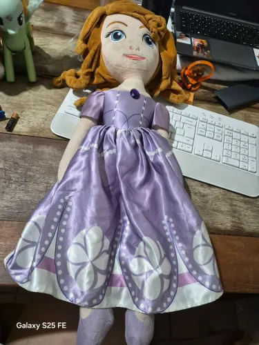 Boneca Princesa Sofia de pelucia tecido medindo 62cm