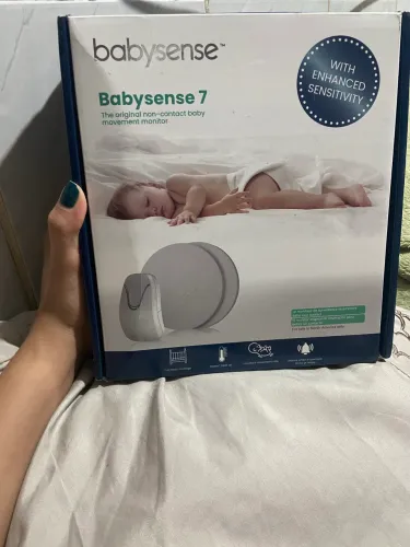 um monitor de movimento respiratório de bebê Babysense 7 com sensores sob o colchão