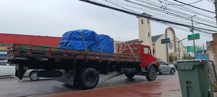 Caminhão de frete em geral.