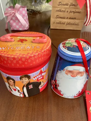 Latinha com zíper e de Natal p decoração
