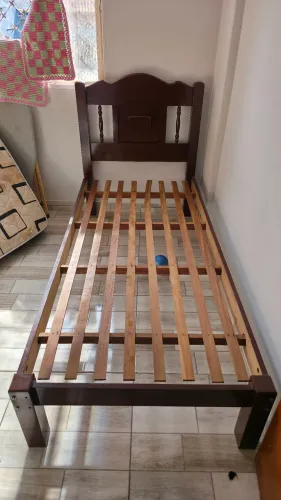 Cama de Solteiro de Madeira