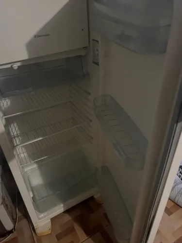 Vendo geladeira eletrolux muito boa