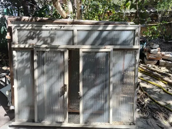 Vendo jogo de janelas e porta metálicas, em bom estado de conservação.