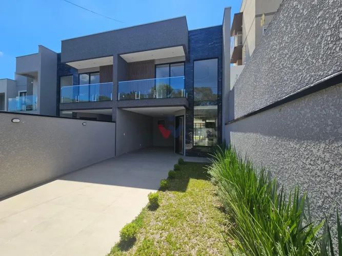 Sobrado com alto padrão de acabamento, 03 quartos, sendo 01 suíte com closet, piscina, em 