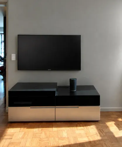 Rack em marcenaria sob medida em MDF em laca cinza claro e metal preto