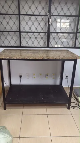 VENDO MESA METAL E MÁRMORE. 490 REAIS.
