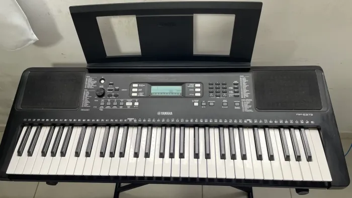 Yamaha PSR-E373 + Suporte + Acessórios