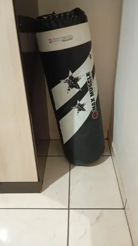 Vende-se saco de box junto com luvas, em ótimo estado.