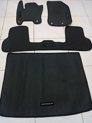KIT DE TAPETE EMBORRACHADO: JEEP RENEGADE.