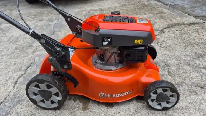 CORTADOR DE GRAMA HUSQVARNA LC 140P COM RECOLHEDOR