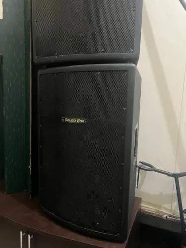 Caixa de som preta sound box