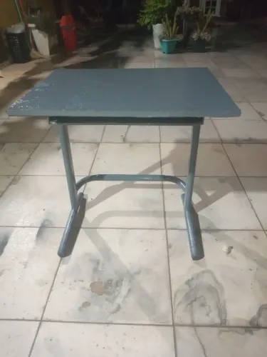 MESINHA ESCRIVANINHA TIPO ESCOLAR COM BASE DE METAL E TAMPO DE MDP