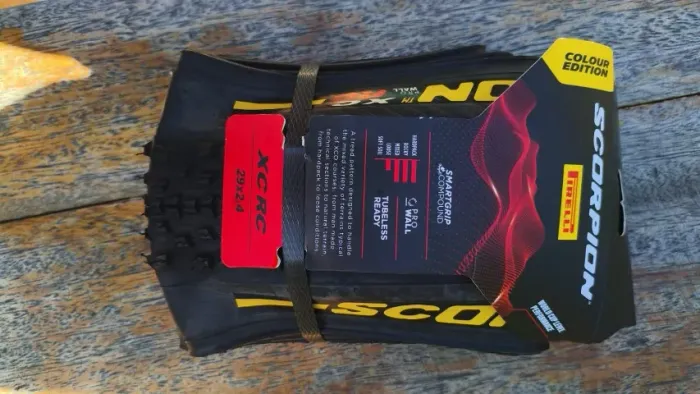 Par de Pneus Pirelli Scorpion Xc Rc Lite 29x2.40 Colour Edition (2 UNIDADES)