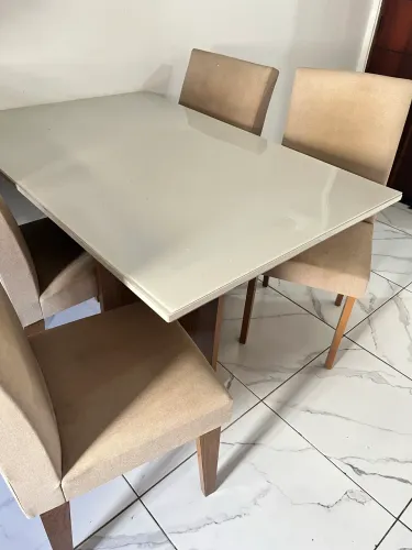 Sofá com 4 cadeiras 
